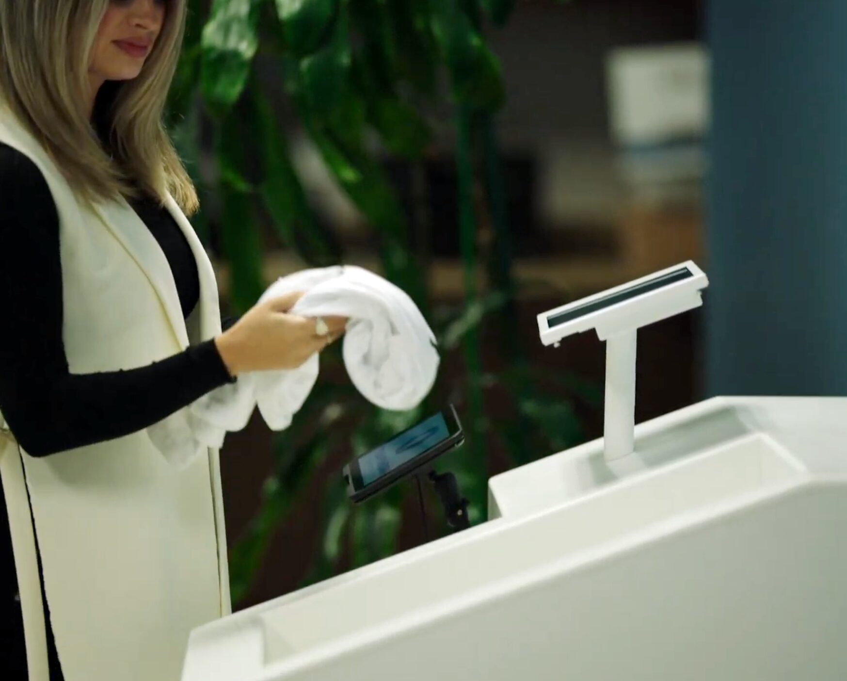 A shopper using Teamwork Commerce RFID self-checkout in a retail store